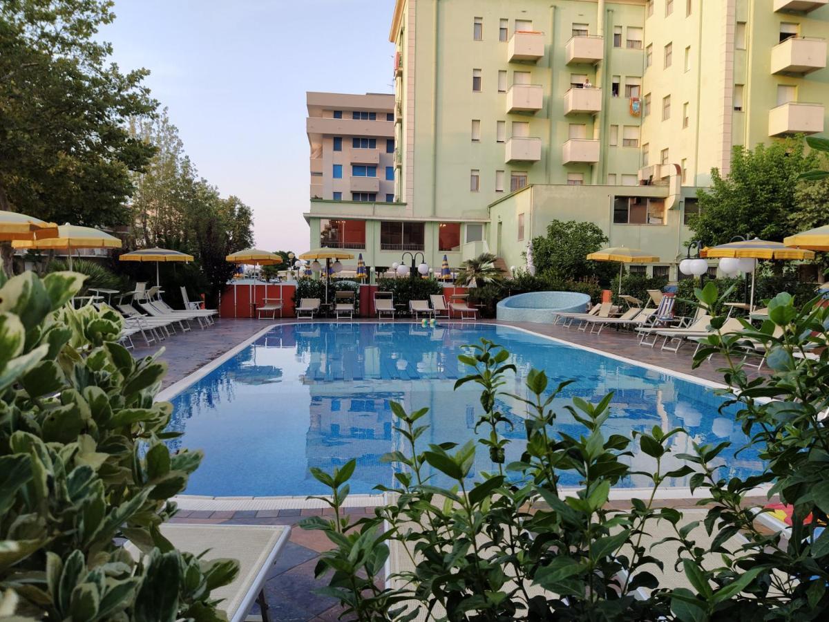 Hotel Prestigio Cesenatico Eksteriør billede