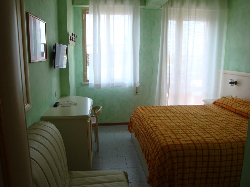 Hotel Prestigio Cesenatico Værelse billede