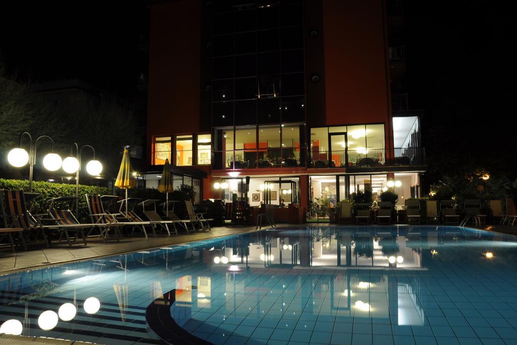 Hotel Prestigio Cesenatico Eksteriør billede