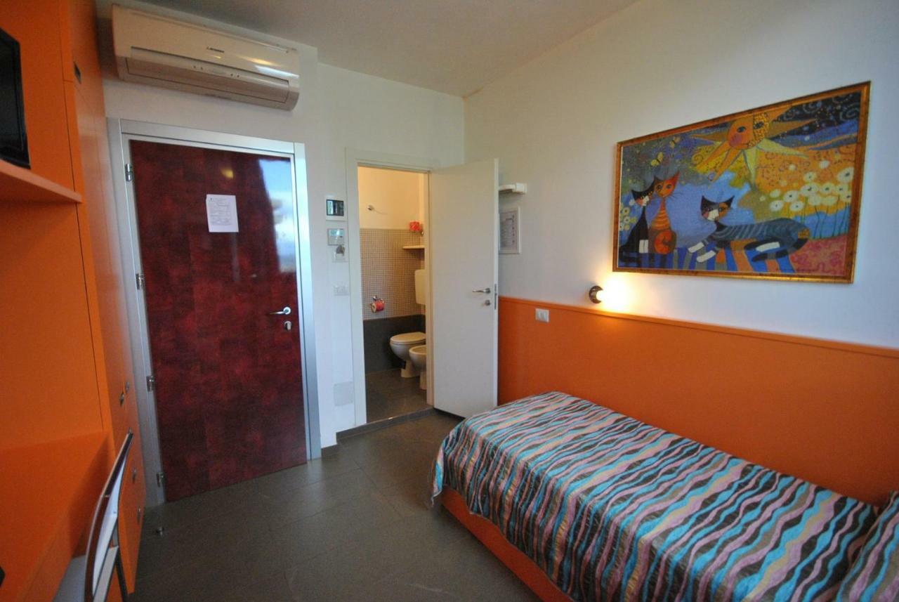 Hotel Prestigio Cesenatico Værelse billede